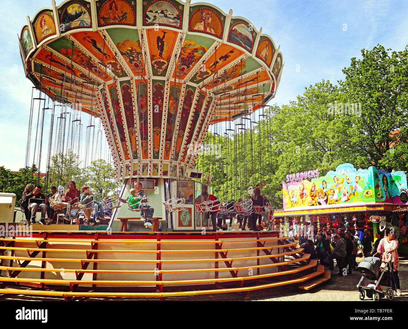 München, Deutschland - Mai 2, 2019 vintage Karussellfahrt auf der Auer Dult in München, Markt mit Unterhaltungs Attraktionen Stockfoto