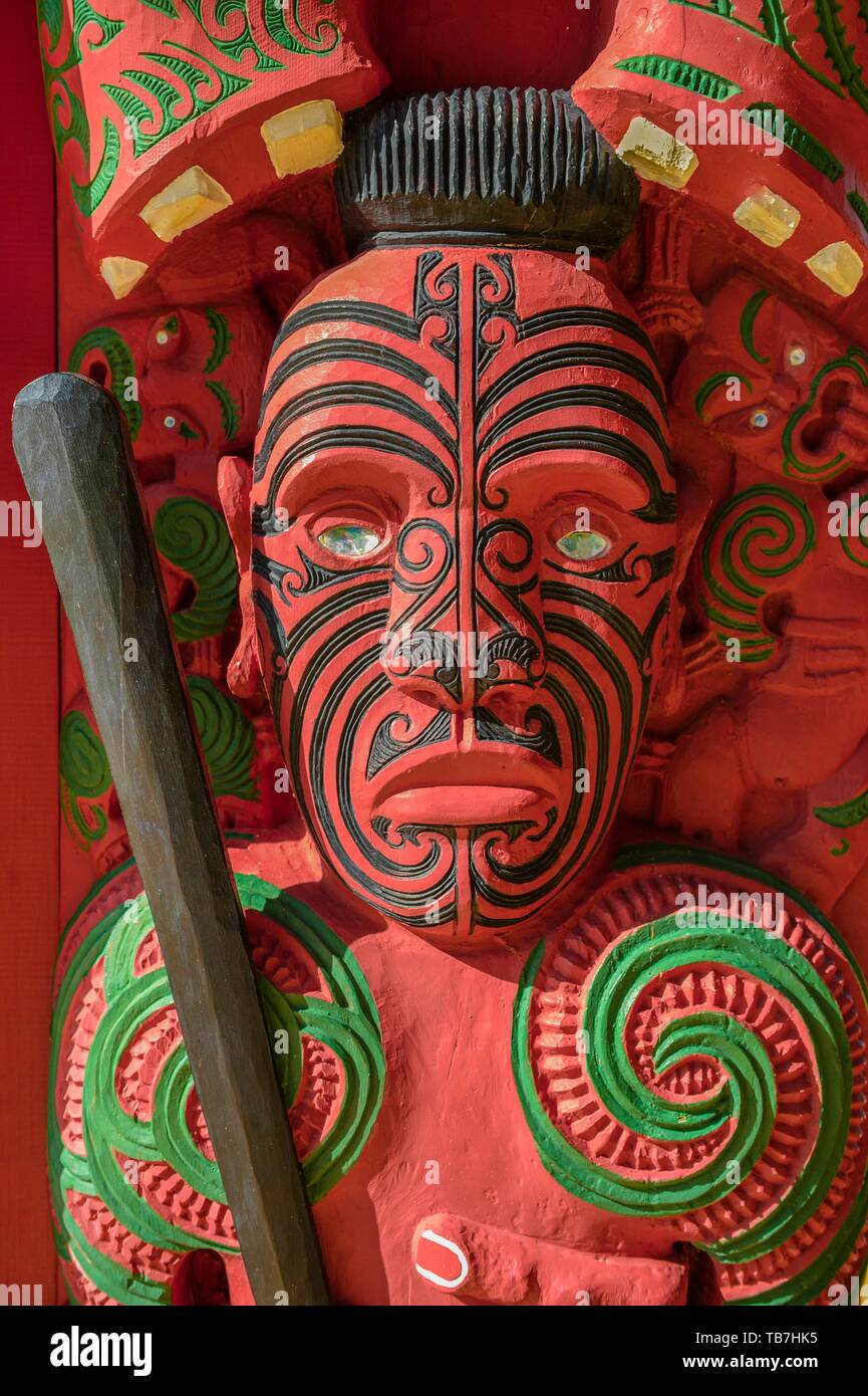 Traditionell geschnitzte und bemalte Figur der Maori, Waitangi, weit im Norden Bezirk, Northland, North Island, Neuseeland Stockfoto