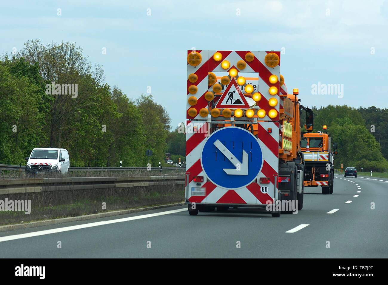 Warnungen mit einem Fahrzeug von der Autobahn Wartung Behörden auf der Autobahn, Deutschland Stockfoto