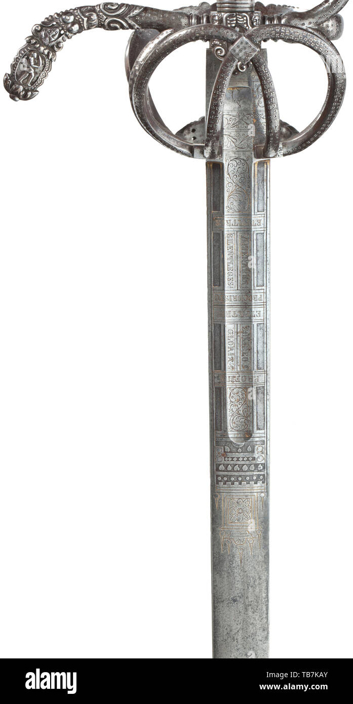 Eine feine, Silber mit Intarsien rapier im Stil von ca. 1560, Toledo, datiert 1878, Zweischneidig, gerade mit kurzen fuller Blade. Auf beiden Seiten des Forte floral Radierungen mit lateinischen Inschriften und bleibt der Vergoldung. Bügeleisen fegte Griff, mit tief gemeißelte Figuren und Blumen- und Silbereinsätze eingerichtet. Die Rückseite der Bars mit silber Kleeblatt Dot Inlays. Schraubbar Knauf mit aufwendigen Silber Inlays und gemeißelt openwork Zahlen. Der eiserne Griff mattiert Sockel mit Silber inlays von Blumen und Punkten. Die tang abgestempelte "TOLEDO 1878'. Länge, Additional-Rights - Clearance-Info - Not-Available Stockfoto