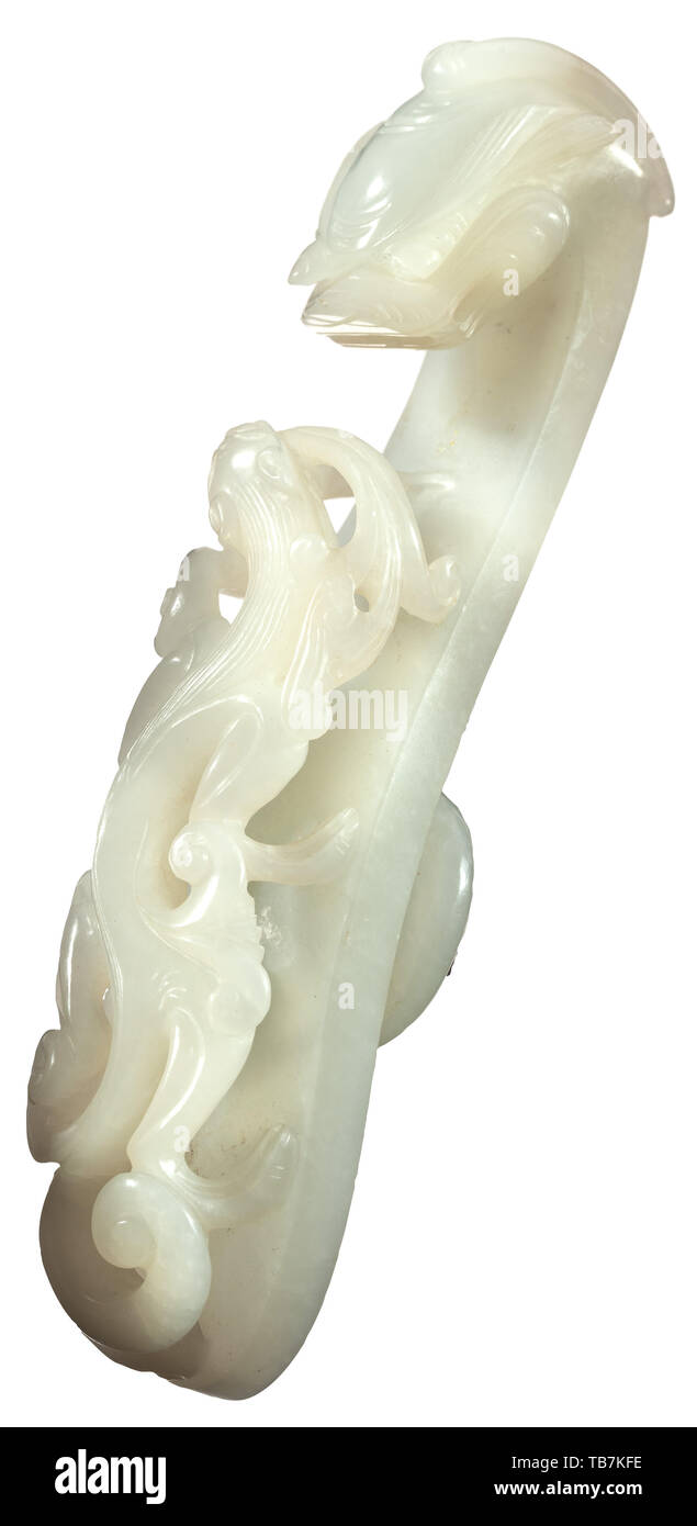 Eine chinesische Jade 'Dragon' Haken für den Riemen, Qing Dynastie, 18. Jahrhundert, gebogenen Haken des Riemens von grünlich-weißer Jade mit durchbohrten Drachen oben. Länge 13,2 cm. China, Chinesen, historischen, geschichtlichen, Additional-Rights - Clearance-Info - Not-Available Stockfoto