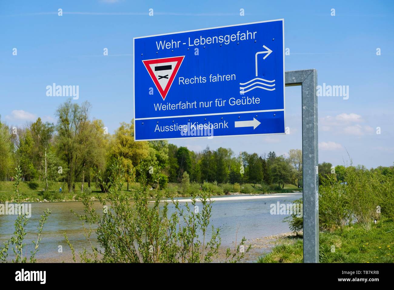 Gefahren, Zeichen für Bootsfahrer vor Wehr an der Isar, Stadtteil Thalkirchen, München, Oberbayern, Bayern, Deutschland Stockfoto
