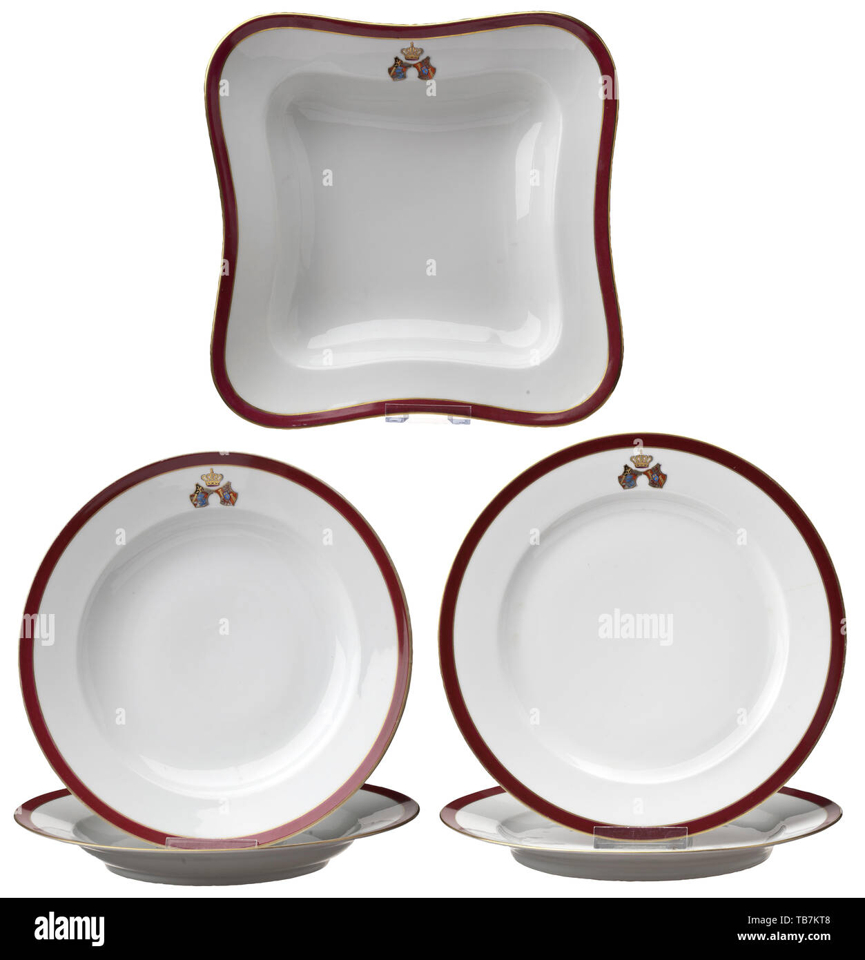 Adalbert Prinz von Bayern und Infanta Amalia von Spanien - Nymphenburg Porzellan anlässlich Ihrer Hochzeit, fünf Stücke aus Ihrer Hochzeit, Geschirr, Porzellan weiß von der Manufaktur Nymphenburg in München. Weine - rot Grenzen mit gold Kanten, jeder mit der Hand gemalten Wappen der Bavaria-Spain Alliance, die Grundlagen Alle markierten" K.B. Porzellan Manufactur Nymphenburg". Durchmesser der Platten Ca. 26,5 cm, Schüssel Ca. 34 cm. Minimale Gebrauchsspuren, sonst in schönem Zustand. Enthalten sind zwei Fotos der Hochzeit feiern am 25. August 1856 und der Braut und gr, Editorial-Use - Nur Stockfoto
