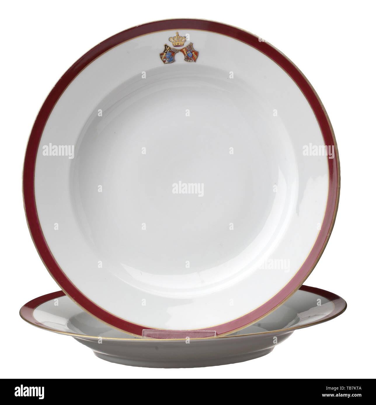 Adalbert Prinz von Bayern und Infanta Amalia von Spanien - Nymphenburg Porzellan anlässlich Ihrer Hochzeit, fünf Stücke aus Ihrer Hochzeit, Geschirr, Porzellan weiß von der Manufaktur Nymphenburg in München. Weine - rot Grenzen mit gold Kanten, jeder mit der Hand gemalten Wappen der Bavaria-Spain Alliance, die Grundlagen Alle markierten" K.B. Porzellan Manufactur Nymphenburg". Durchmesser der Platten Ca. 26,5 cm, Schüssel Ca. 34 cm. Minimale Gebrauchsspuren, sonst in schönem Zustand. Enthalten sind zwei Fotos der Hochzeit feiern am 25. August 1856 und der Braut und gr, Editorial-Use - Nur Stockfoto