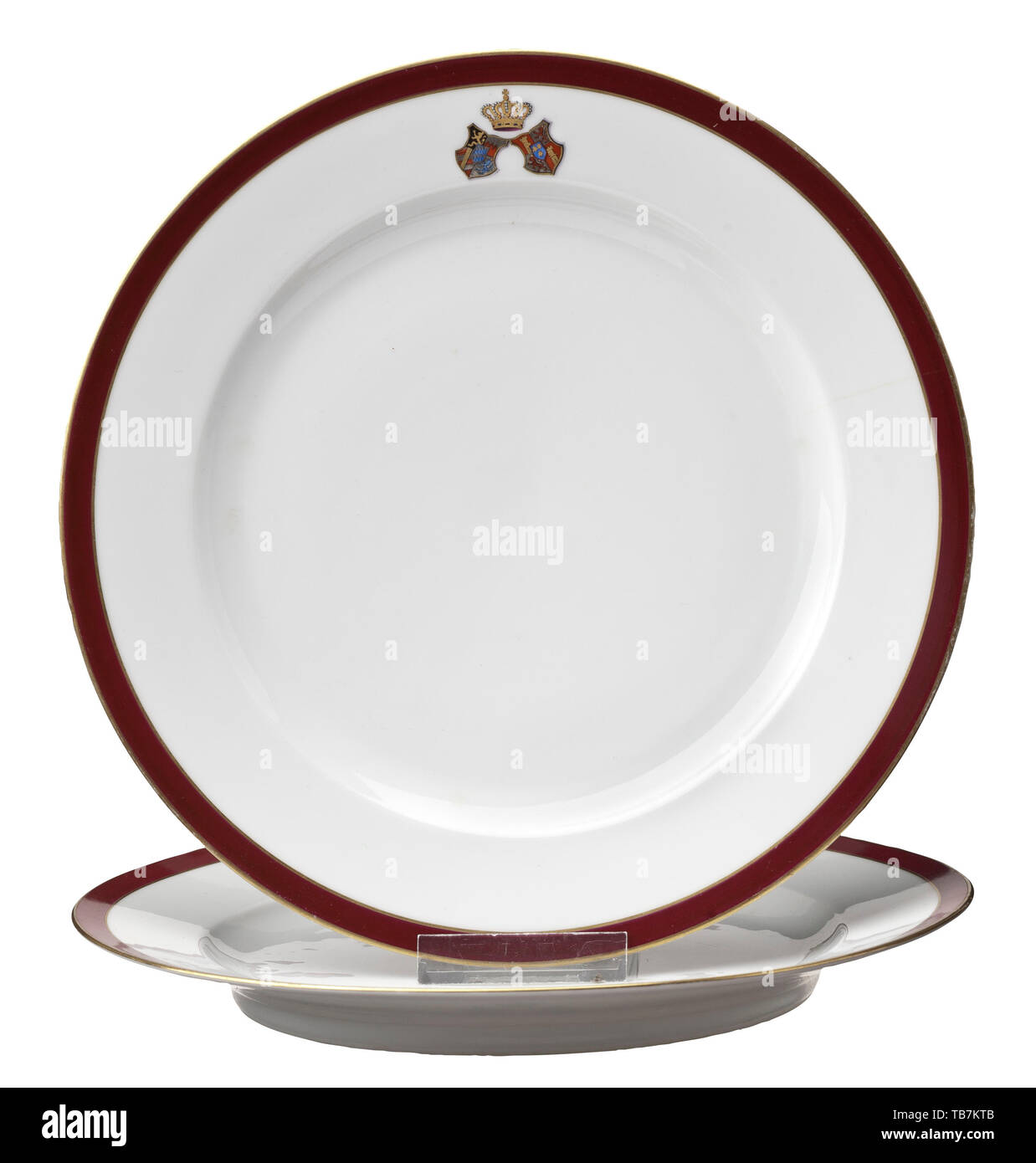 Adalbert Prinz von Bayern und Infanta Amalia von Spanien - Nymphenburg Porzellan anlässlich Ihrer Hochzeit, fünf Stücke aus Ihrer Hochzeit, Geschirr, Porzellan weiß von der Manufaktur Nymphenburg in München. Weine - rot Grenzen mit gold Kanten, jeder mit der Hand gemalten Wappen der Bavaria-Spain Alliance, die Grundlagen Alle markierten" K.B. Porzellan Manufactur Nymphenburg". Durchmesser der Platten Ca. 26,5 cm, Schüssel Ca. 34 cm. Minimale Gebrauchsspuren, sonst in schönem Zustand. Enthalten sind zwei Fotos der Hochzeit feiern am 25. August 1856 und der Braut und gr, Editorial-Use - Nur Stockfoto