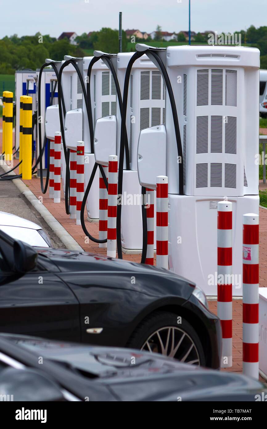 Ladestationen für E-Autos auf einem Parkplatz, Baden-Württemberg, Deutschland Stockfoto