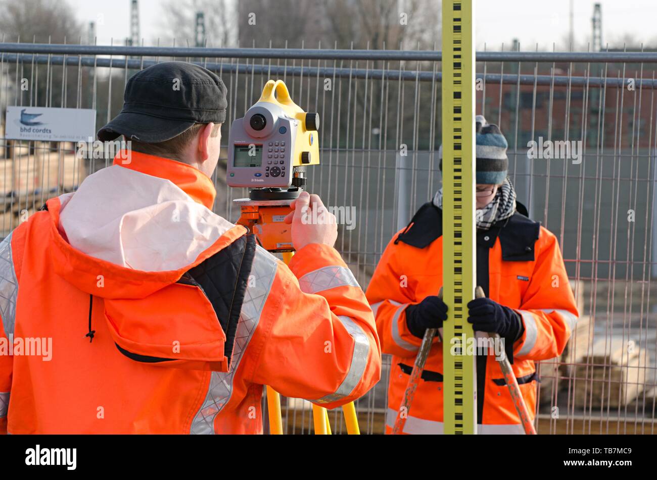 Vermessungsarbeiten, Hamburg, Deutschland Stockfoto