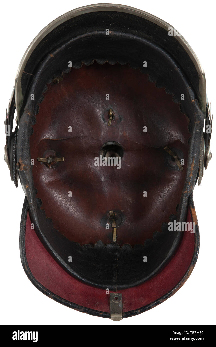 Eine Kaiserliche Bayerische NCO Leib Infanterie Regiment M 1895 Spike Helm, Schwarz Leder Body und Visiere (Leder haarrissbildung), Silber bayerische Frontplatte befestigt mit zwei Schrauben und Muttern (Langlöcher), Silber geriffelt Spike, Kreuz, Bolzen, hintere Spline und die vordere Verkleidung der Blende, gold Ersatz der hinteren Stehbolzen auf Basis, flach Silber kinnbänder (drei Kinn Waagen sind auf der linken Seite weg) durch silberne Rosette Pfosten befestigt, nationalen und Bayerischen Offizier/NCO Kokarden, dunkelbraun Leder Schweißband, keine Seide Innenfutter, leder körper gedrückt wird, Additional-Rights - Clearance-Info - Not-Available Stockfoto