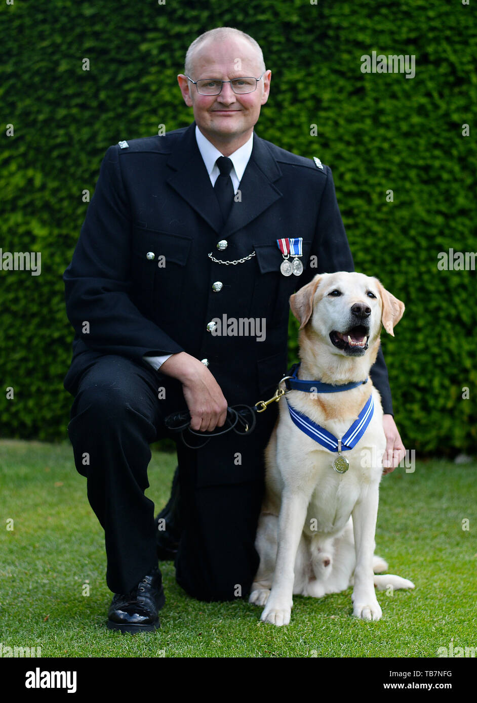 Polizei hund Bruno, der mit seinem handler PC Robert Smith, an der Honourable Artillery Company in London, die die PDSA Verdienstordens. Neunzehn Helden Polizei Hunde sind eine Auszeichnung für die Hilfe Notdienste während der 2017 London Terroranschläge auf die Westminster Bridge, London Bridge und Borough Market. Stockfoto