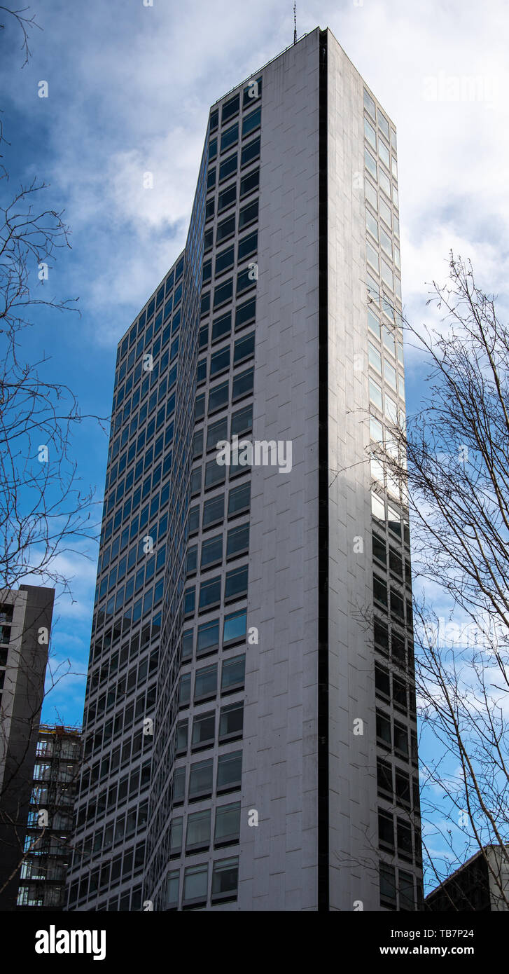 Birmingham, England - 17. März 2019: Das moderne Wahrzeichen von Alpha Turm in den Himmel erreicht über Birmingham Paradise Circus Stockfoto