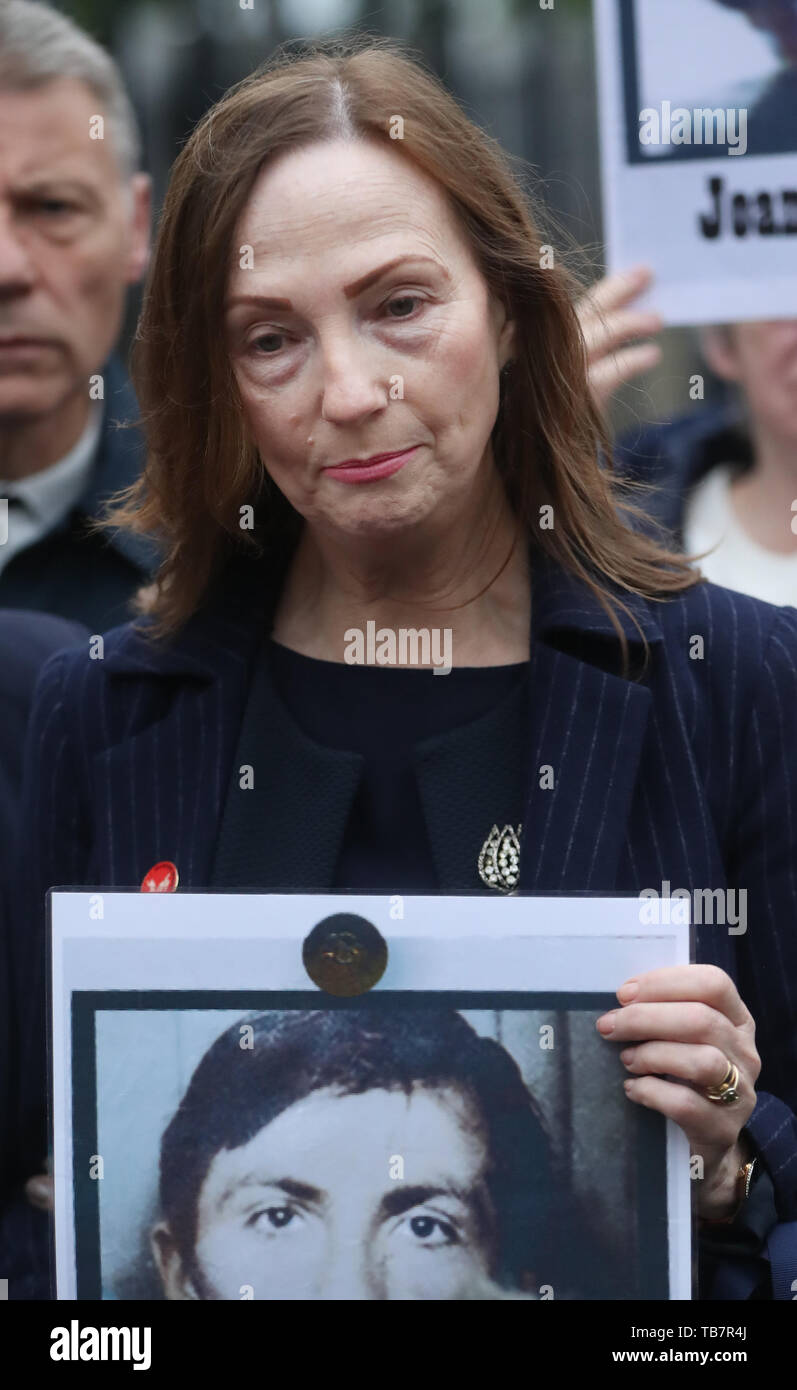 Carmel Quinn, der Bruder John laverty in umstrittenen Umstand in Ballymurphy 1971 starb, im Gespräch mit den Medien außerhalb Laganside Gerichte in Belfast als die Untersuchung in ihren Tod fort. Stockfoto