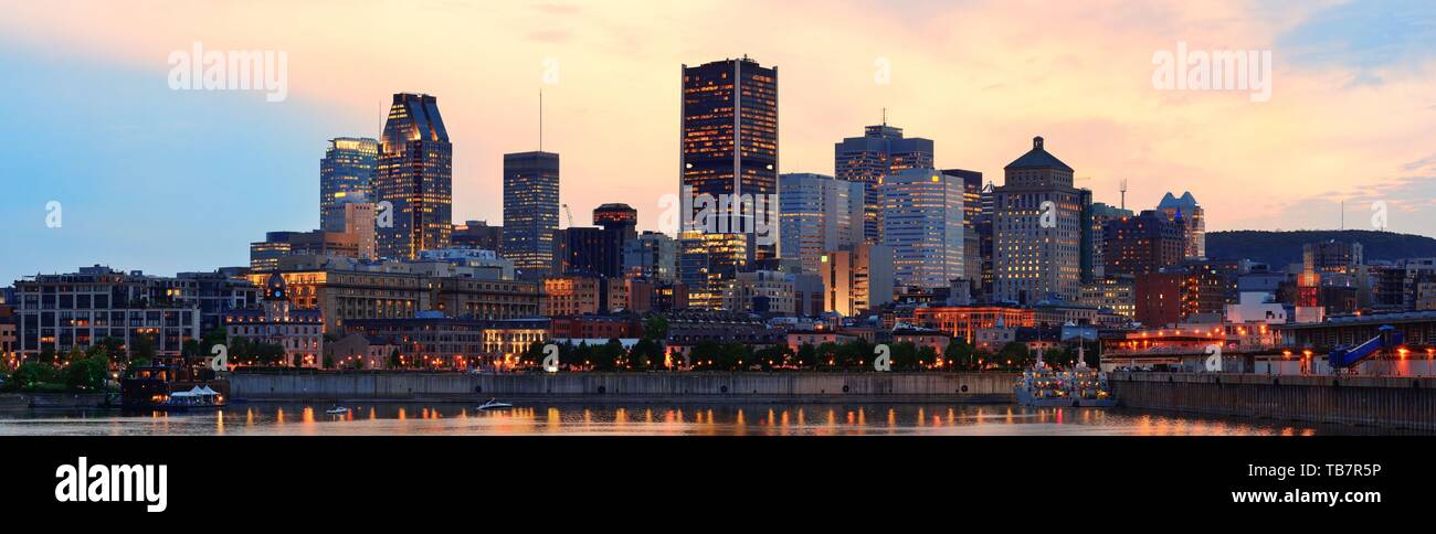 Montreal über Fluss-Panorama in der Abenddämmerung mit Lichter der Stadt und städtische Bauten Stockfoto