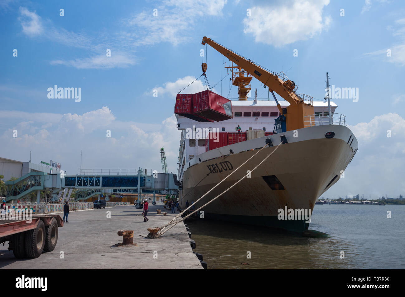 BELAWAN, Indonesien - 11. März: Hafenarbeiter Container entladen von der KM Kelud während in Belawan (Medan), Indonesien, 11. März 2019 angedockt. Stockfoto