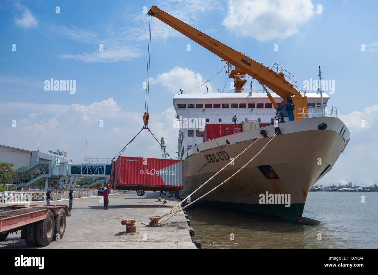 BELAWAN, Indonesien - 11. März: Hafenarbeiter Container entladen von der KM Kelud während in Belawan (Medan), Indonesien, 11. März 2019 angedockt. Stockfoto