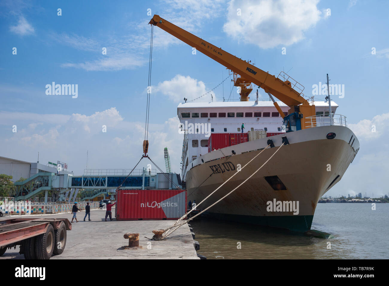 BELAWAN, Indonesien - 11. März: Hafenarbeiter Container entladen von der KM Kelud während in Belawan (Medan), Indonesien, 11. März 2019 angedockt. Stockfoto