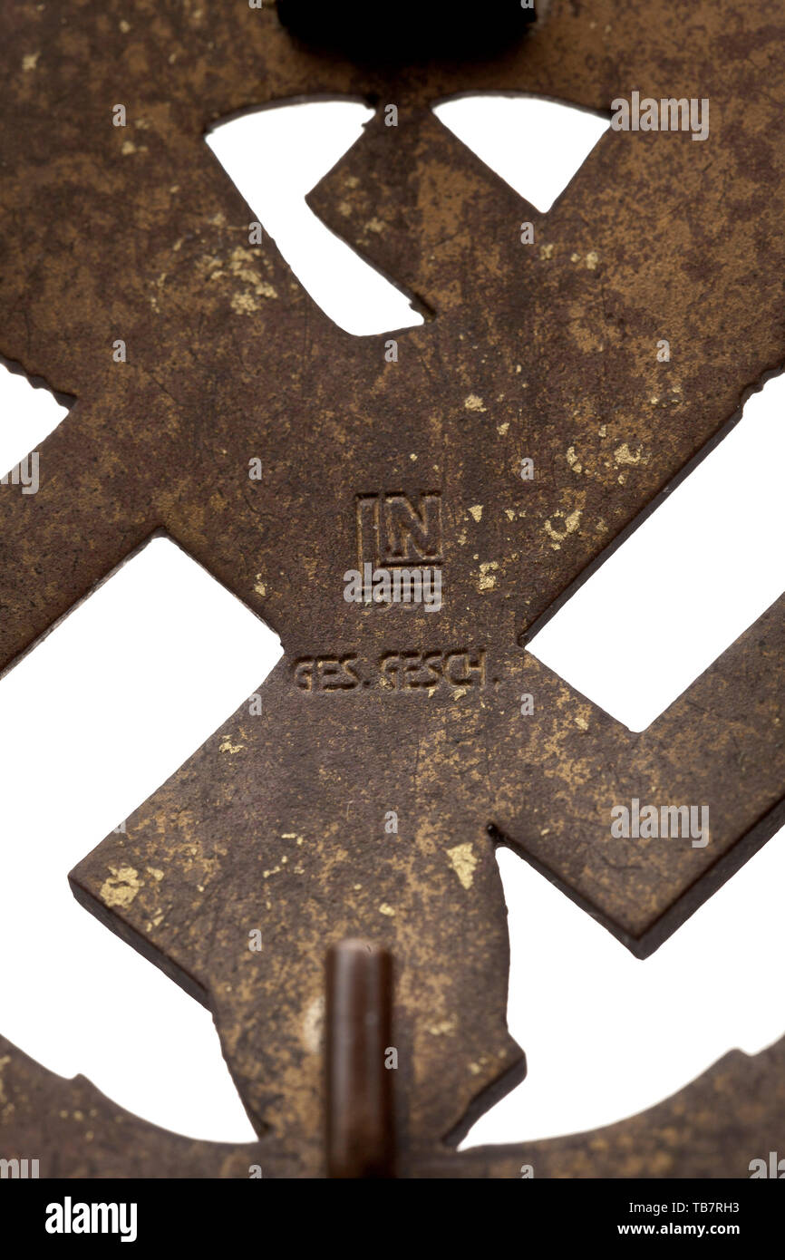 Ein Motor Sport Abzeichen der 1. Klasse in Gold, abgerundete Abzeichen aus vergoldeter Bronze von Lauer, der alleinige Nürnberg Hersteller, mit quadratischen Teekocher Logo mit "LN 1700' und dem Patentschutz Abkürzung 'GES. GESCH." Die vergoldung nur marginal vorhanden (vor allem auf der Rückseite), mit dem Kupfer Grundfarbe vorherrschende auf der Vorderseite. Breite 48 mm. Gewicht 35,9 g. historischen, historischen des 20. Jahrhunderts, Editorial-Use - Nur Stockfoto