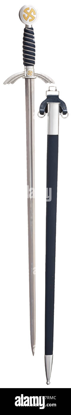Ein Pilot Schwert M 35 für Offiziere der Luftwaffe, Licht Problem in neuwertigem Zustand mit Schutzdach. Die Klinge mit der geätzten Hersteller Logo von SMF, Solingen und Luftwaffe Akzeptanzzeichen. Knauf und quillons der versilbert Aluminium mit Gold sun Räder. Blau leathered Griff mit Draht umwickeln. Blau leathered Scheide mit versilbertem Aluminium Beschläge und Blau Leder Aufhängevorrichtung. Die Schutzabdeckung des blauen Filzen. In ungebrauchtem Zustand. Länge 97 cm. historischen, historischen des 20. Jahrhunderts, Editorial-Use - Nur Stockfoto
