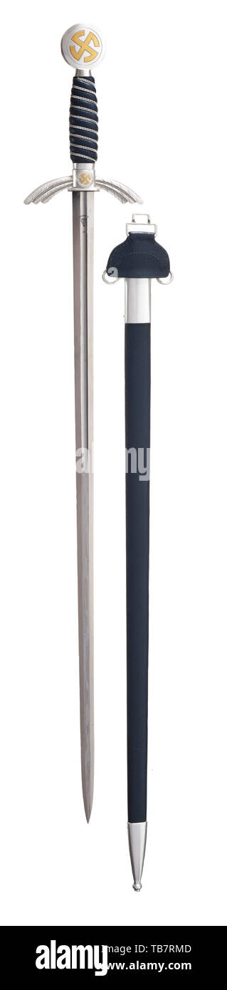 Ein Pilot Schwert M 35 für Offiziere der Luftwaffe, Licht Problem in neuwertigem Zustand mit Schutzdach. Die Klinge mit der geätzten Hersteller Logo von SMF, Solingen und Luftwaffe Akzeptanzzeichen. Knauf und quillons der versilbert Aluminium mit Gold sun Räder. Blau leathered Griff mit Draht umwickeln. Blau leathered Scheide mit versilbertem Aluminium Beschläge und Blau Leder Aufhängevorrichtung. Die Schutzabdeckung des blauen Filzen. In ungebrauchtem Zustand. Länge 97 cm. historischen, historischen des 20. Jahrhunderts, Editorial-Use - Nur Stockfoto
