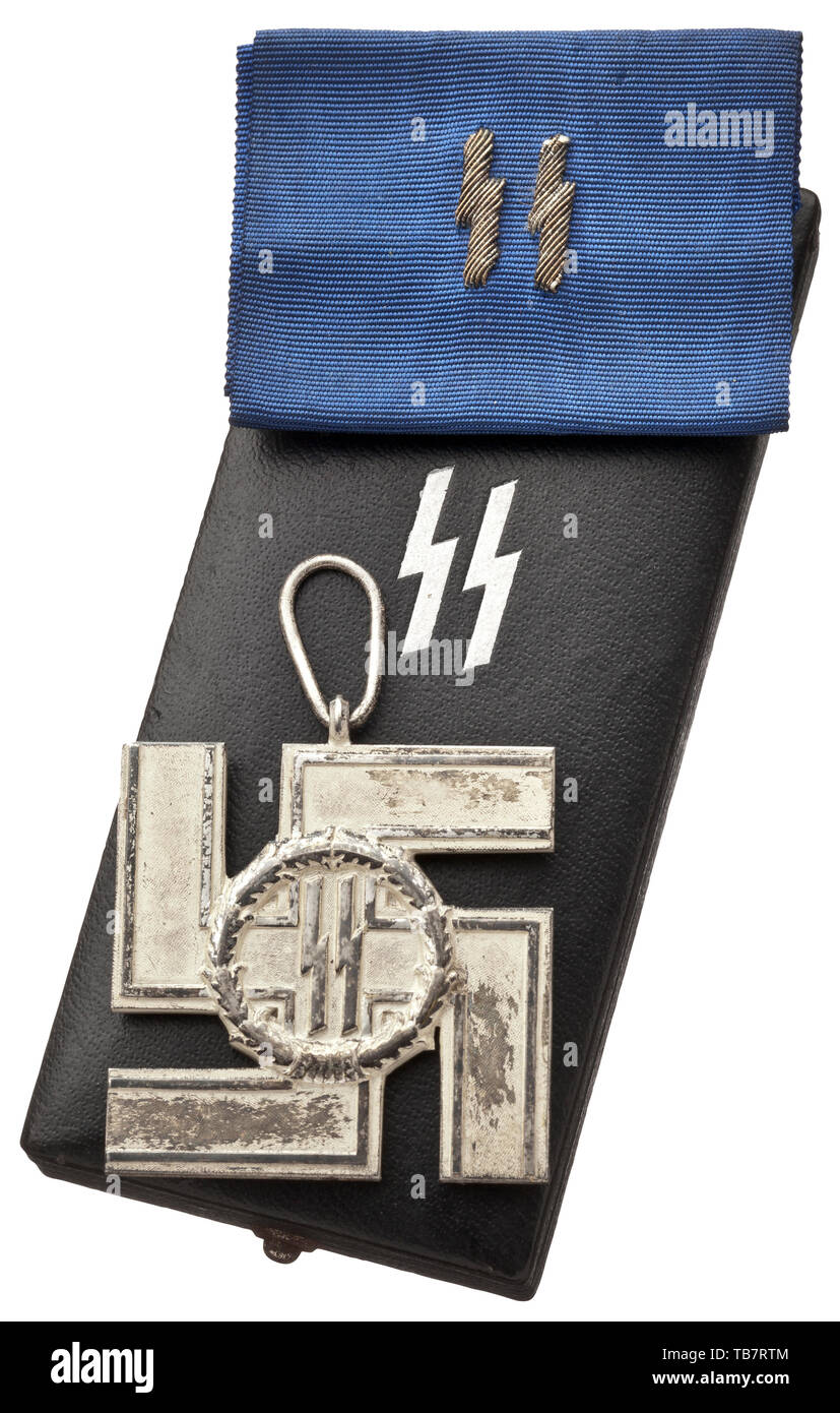 Ein SS-lange Service Award 2. Grad für 12 Jahre Dienst, Cased, Hakenkreuz Struck in Bronze als Einzelstück mit Milchglas Versilberung und Probleme aufgeworfen (sig Runen, eiche Kranz und dekorative Hakenkreuz Kanten) auf Hochglanz poliert. Die reverse schlug auch mit erhöhte Bereiche, die dedicatory Text "FÜR TREUE DIENSTE IN DER SS' (Tr. Für die Gläubigen des 20. Jahrhunderts, Editorial-Use - Nur Stockfoto