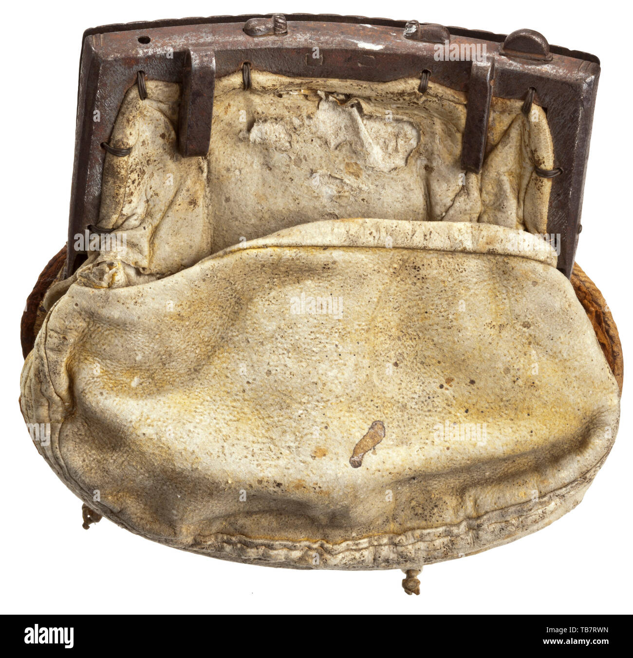 Einem Süddeutschen Gürteltasche (Geld Beutel), ca. 1530/40, aufwändig gestaltete Leder Tasche mit vier schwenkbaren Eisen Haken zur Befestigung. Die Vorderseite des fein gerippt Leder mit gravierten Verzierungen, der Rest der Tasche in feinen Fensterleder - Leder gekleidet. Die Schelle mit eingeschnittenen Dekoration, mit mehreren versteckten Haken an Orten. Der Innenraum mit insgesamt sechs verschiedene Fächer und Taschen, zwei weitere auf der Vorderseite und auf der Rückseite der Tasche. Eisen zwei Ösen zum Durchschleifen der Riemen auf der Rückseite. Abmessungen 18 x 17,5 cm. Handwerk, Hand, Additional-Rights - Clearance-Info - Not-Available Stockfoto