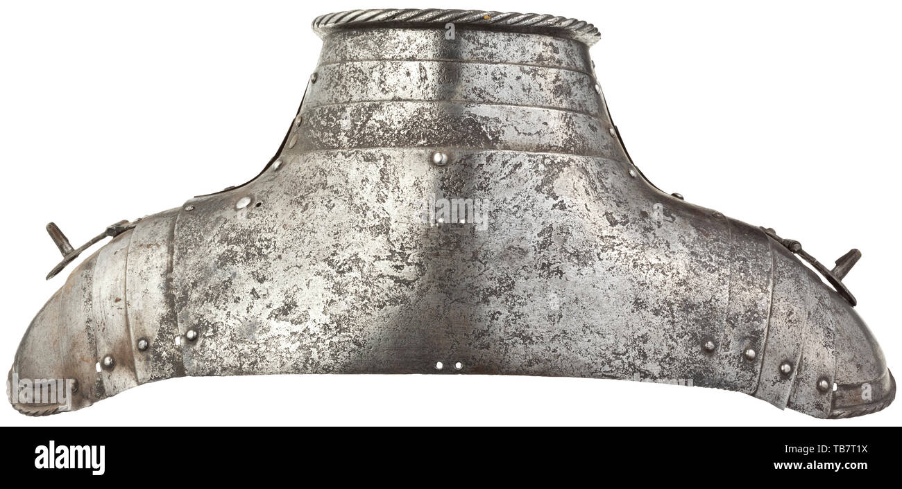 Ein Deutscher nachstellvorrichtungin in der Mitte des 16. Jahrhunderts, im Stil des 19. Jahrhunderts, während gebaut, von vier lames vorne und hinten, den oberen lames gedreht und Seilschaften, mit vier lames über den Schultern artikuliert, die äußere lames mit versenkten Grenzen und drehte sich angeseilt Kanten, und mit einem Paar aufklappbare Pins für die spaulders ausgestattet. Höhe 20,7 cm Provenienz: Viscounts Cowdray. defensive Waffen, Waffen, Waffen, Waffen, arm, die Bekämpfung von Geräte-, Objekt, Objekte, Stills, Clipping, Clippings, Ausschneiden, Ausschnitten, Utensilien, Ausrüstung, Geräte, hist, Additional-Rights - Clearance-Info - Not-Available Stockfoto