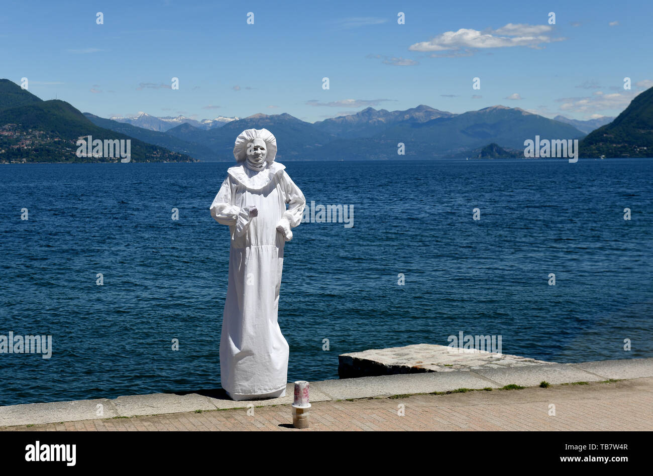 Mime artist in allen weiß gekleidet, Lago Maggiore Italien Stockfoto