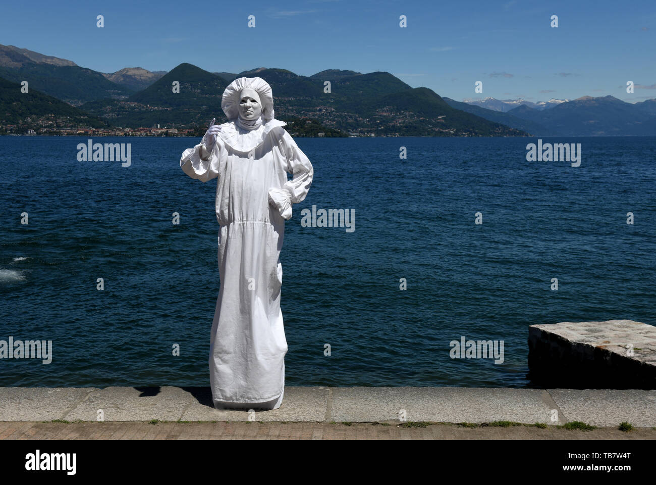 Mime artist in allen weiß gekleidet, Lago Maggiore Italien Stockfoto