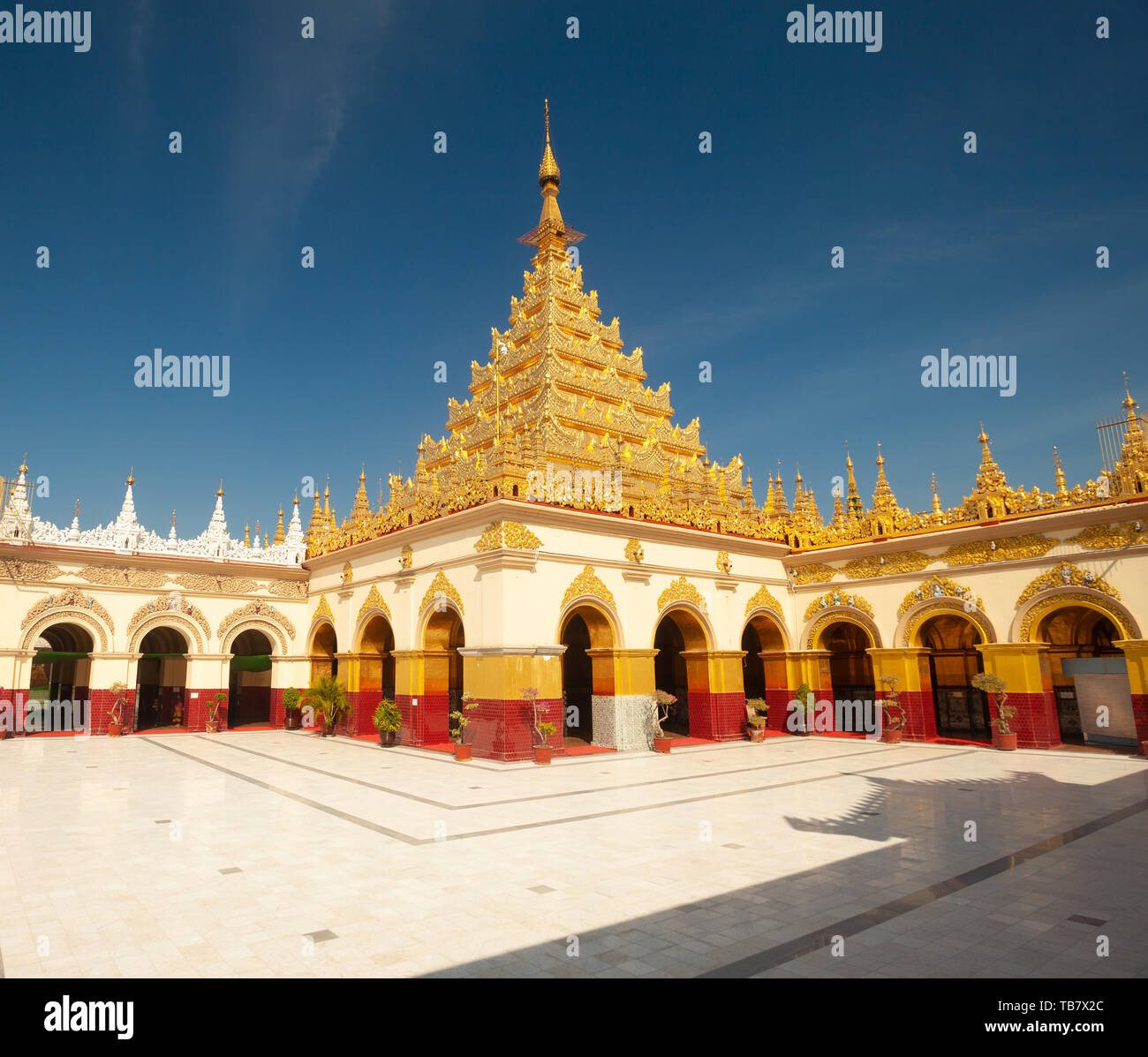Die goldene Pagode und Innenhof auf Mahamuni Paya Tempels, Mandalay, Myanmar Stockfoto
