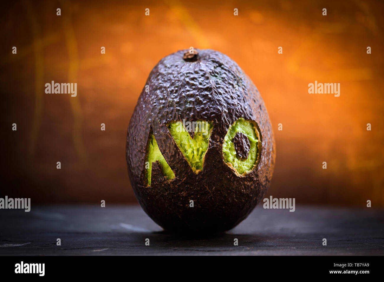 Schließen Sie herauf Bild einer Avocado pear mit dem Wort AVO heraus geschnitzt. Stockfoto
