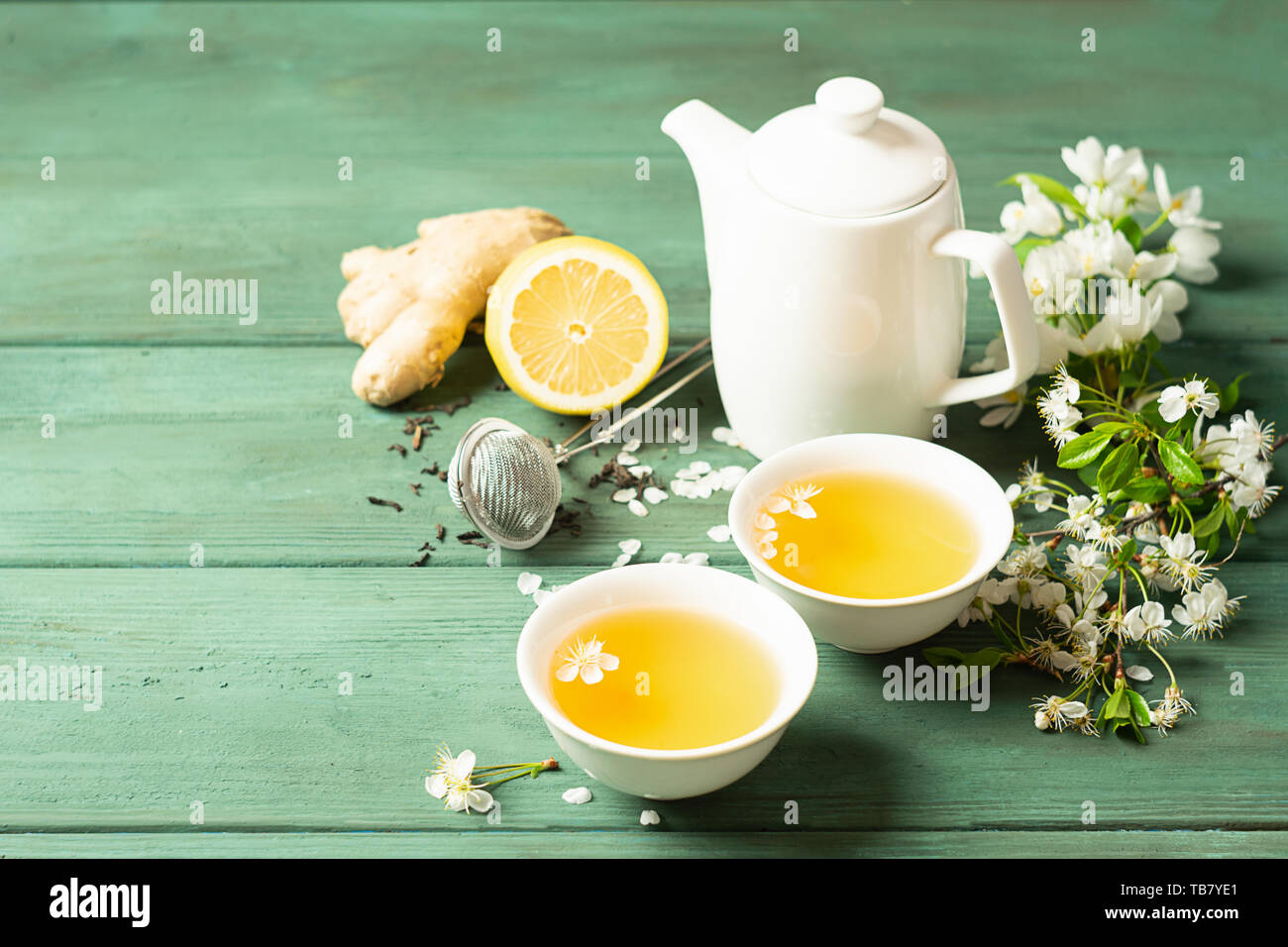 Tee Zitrone Ingwer Mit Honig In Einem Weissen Schale Und Einer Teekanne Auf Holz Rustikale Hintergrund Gesundes Getrank Fur Detox Gesundheit Stockfotografie Alamy