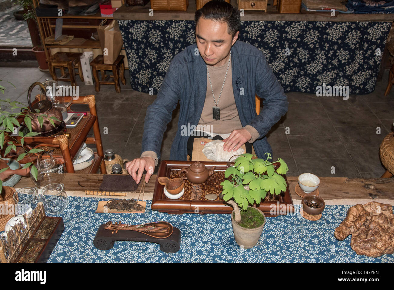 Chinesische Teezeremonie. Männliche Server bereitet die traditionelle Tee. in Chengdu, Sichuan, China fotografiert. Stockfoto