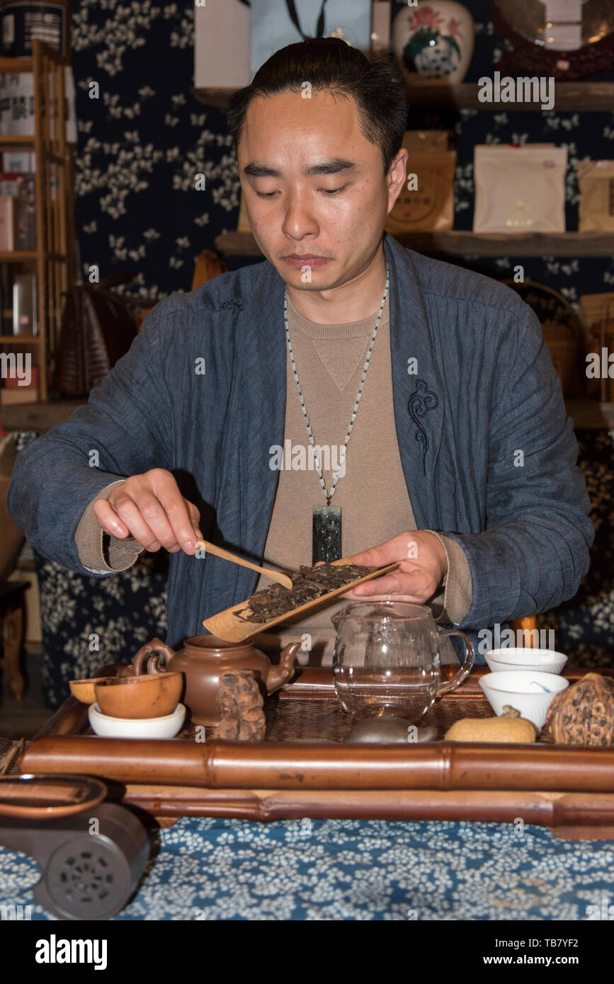 Chinesische Teezeremonie. Männliche Server bereitet die traditionelle Tee. in Chengdu, Sichuan, China fotografiert. Stockfoto