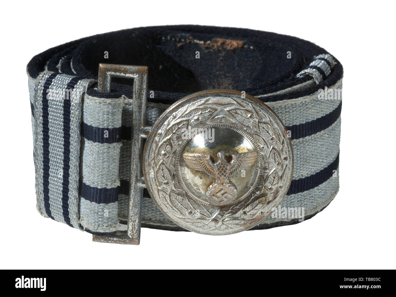 Die JOHN WAHL gürtel und schnallen Sammlung, eine diplomatische/Regierung offizielle Brocade Gürtel und Schnallen, 1942 Muster höchste Service Gruppe 3. Gestempelt aus Messing 48 mm Durchmesser Schnalle behält 80% Silber, Adler mit Gewindebolzen und Mutter angewendet, Reverse unmarkiert. 45mm dunkelblau Wolle gesichert Aluminium/Silber gewebt Brocade mit zwei blauen Streifen, zwei Schiebetüren, Vertikal 22 mm Halter von dem gleichen Muster. Brocade ist oxidiert. Fehlende leder Größe Anpassung Zunge und fangen. Länge ca. 100 mm, - Additional-Rights Clearance-Info - Not-Available Stockfoto