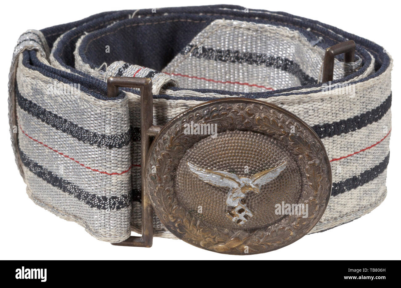 Die JOHN WAHL Gürtel und Schnallen, einer Kollektion Luftwaffe Officer Brocade Gürtel und Schnallen, gestempelt Messing 50 x 55 mm ovale Schnalle mit Spuren von Silber waschen und ein Silber lackiert Messing 1 Muster Adler durch zwei Nieten befestigt, Reverse unmarkiert. 45 mm blau/grau gabardine gesichert Silber/Aluminium gewebt, Brocade, mit zwei blauen äußeren Streifen und einem Zentrum Red stripe Exponate bedeutende Alter und Oxidation. Zwei Schiebetüren, Vertikal 22 mm passender Halter und einem Messing fangen. Länge ca. 100 cm, Editorial-Use - Nur Stockfoto