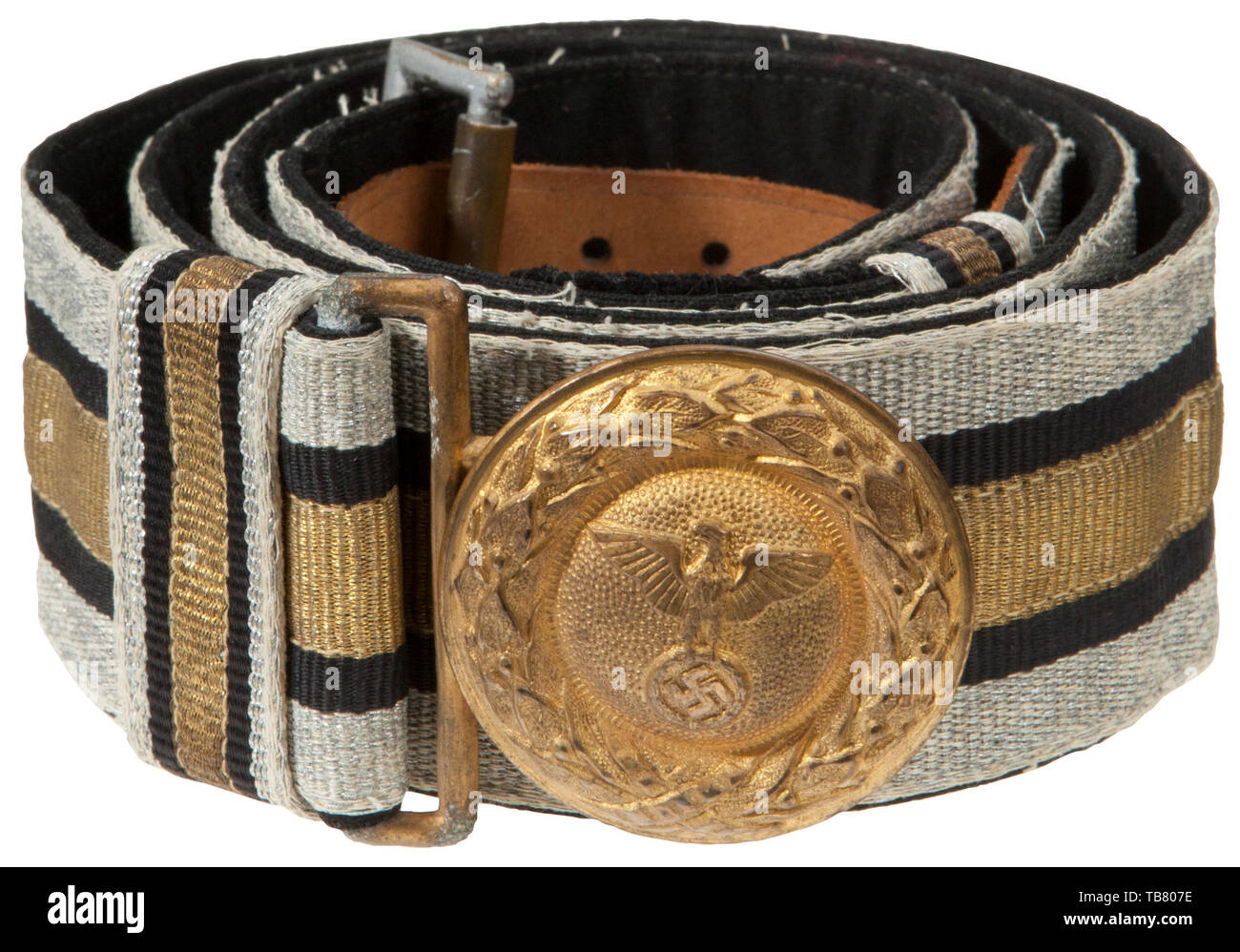 Die JOHN WAHL gürtel und schnallen Sammlung, eine diplomatische/Regierung offizielle Brocade Gürtel und Schnallen, 1942 Muster höchste Service Gruppe 2. Gestempelt aus Messing 47 mm Durchmesser, Schnalle, gold Finish, Reverse unmarkiert. 45 mm Service getragen Schwarze wolle Aluminium/Silber gewebt Brocade mit zwei blauen Streifen an der Grenze zu einem Zentrum gold Stripe gesichert. Zwei Schiebetüren, Vertikal 22 mm Halter von dem gleichen Muster. Tan leder Größe Anpassung Zunge Tinte Stempel '105', komplett mit versilbertem Messing. Länge ca. 105 cm, Additional-Rights - Clearance-Info - Not-Available Stockfoto