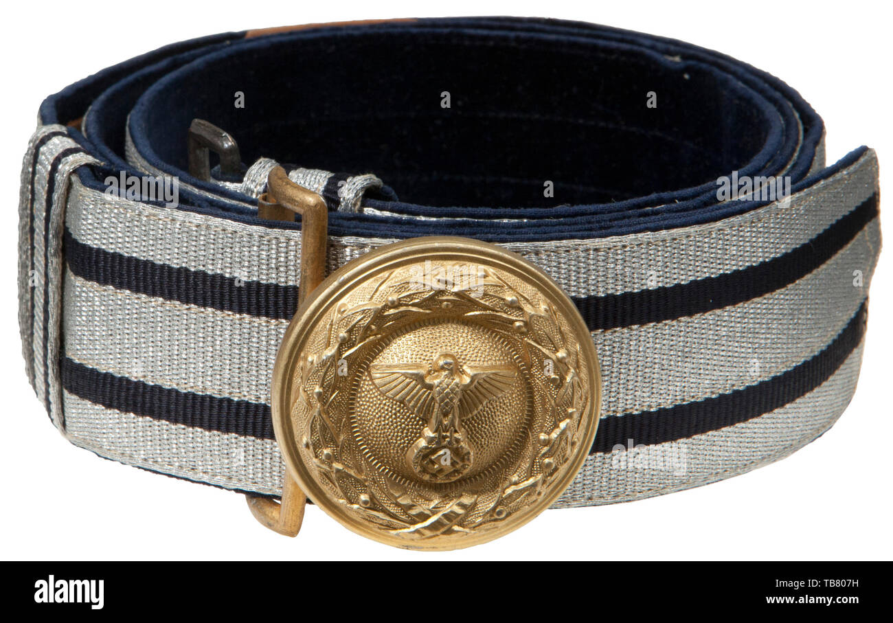 Die JOHN WAHL gürtel und schnallen Sammlung, eine diplomatische/Regierung offizielle Brocade Gürtel und Schnallen, 1942 Muster höchste Service Gruppe 4. Gestanzte Aluminium 48,5 mm Durchmesser Schnalle, gold Finish, Reverse unmarkiert. 44 mm Blue Velvet gesichert Aluminium/Silber gewebt Brocade mit zwei blauen Streifen und zwei Schiebetüren, Vertikal 22 mm Hüter der gleichen Muster und versilbertem Messing. Tan leder Größe Anpassung Zunge Tinte mit '115'. Länge ca. 115 cm, Additional-Rights - Clearance-Info - Not-Available Stockfoto
