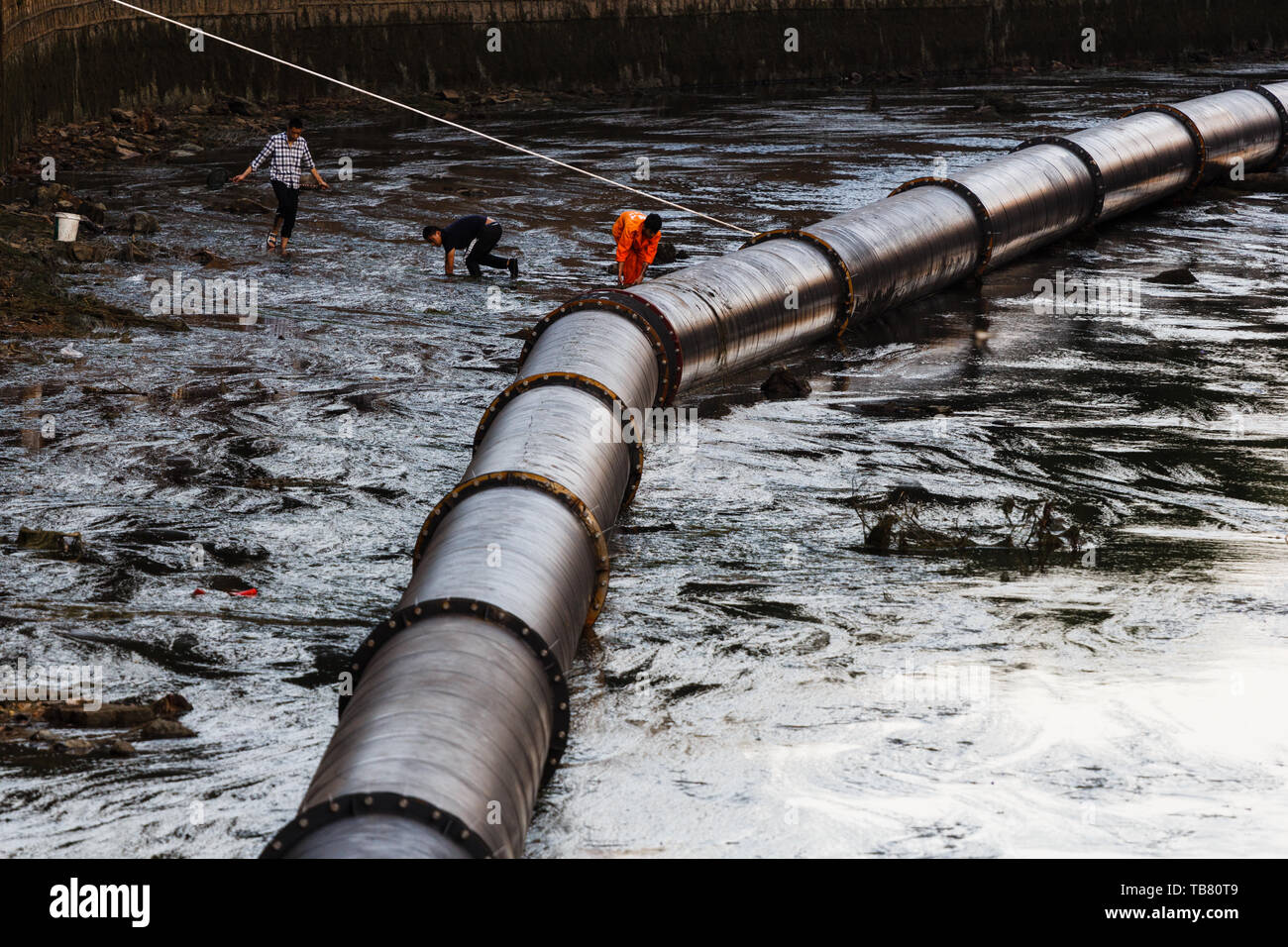 Kunming, China vom 16. Mai 2018 - die Leute versuchen, um Fische zu fangen in ausgetrockneten Fluss Stockfoto