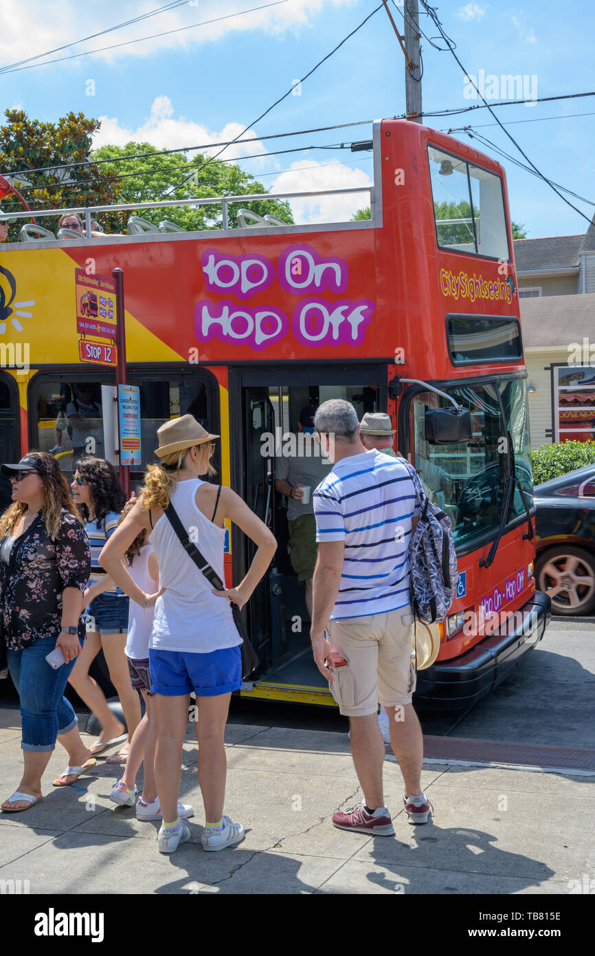 New Orleans, LA, USA - 26. Mai 2019. Eine Hop-on Hop-off Bus in New Orleans kommt an der Haltestelle abzuholen wartenden Fahrgäste. Stockfoto