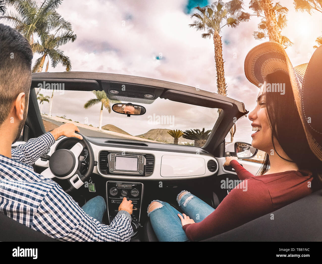 Glückliches junges Paar, das Spaß während der Fahrt im Cabrio-romantischer Liebhaber genießen die Zeit zusammen fahren Cabrio auto Stockfoto