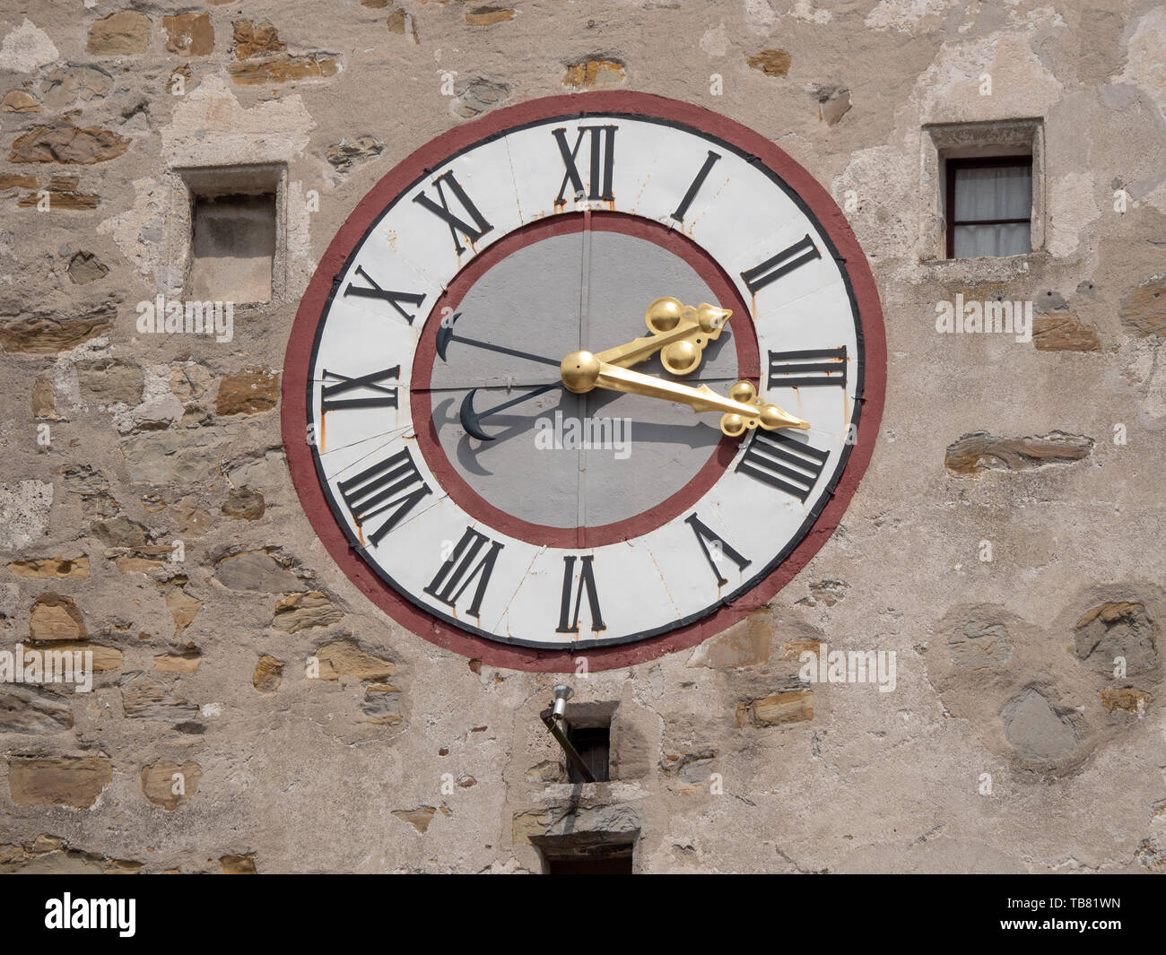 Alte Uhr auf dem City Tower von Waidhofen an der Ybbs mit verzierten goldenen Händen und römischen Zahlen Stockfoto