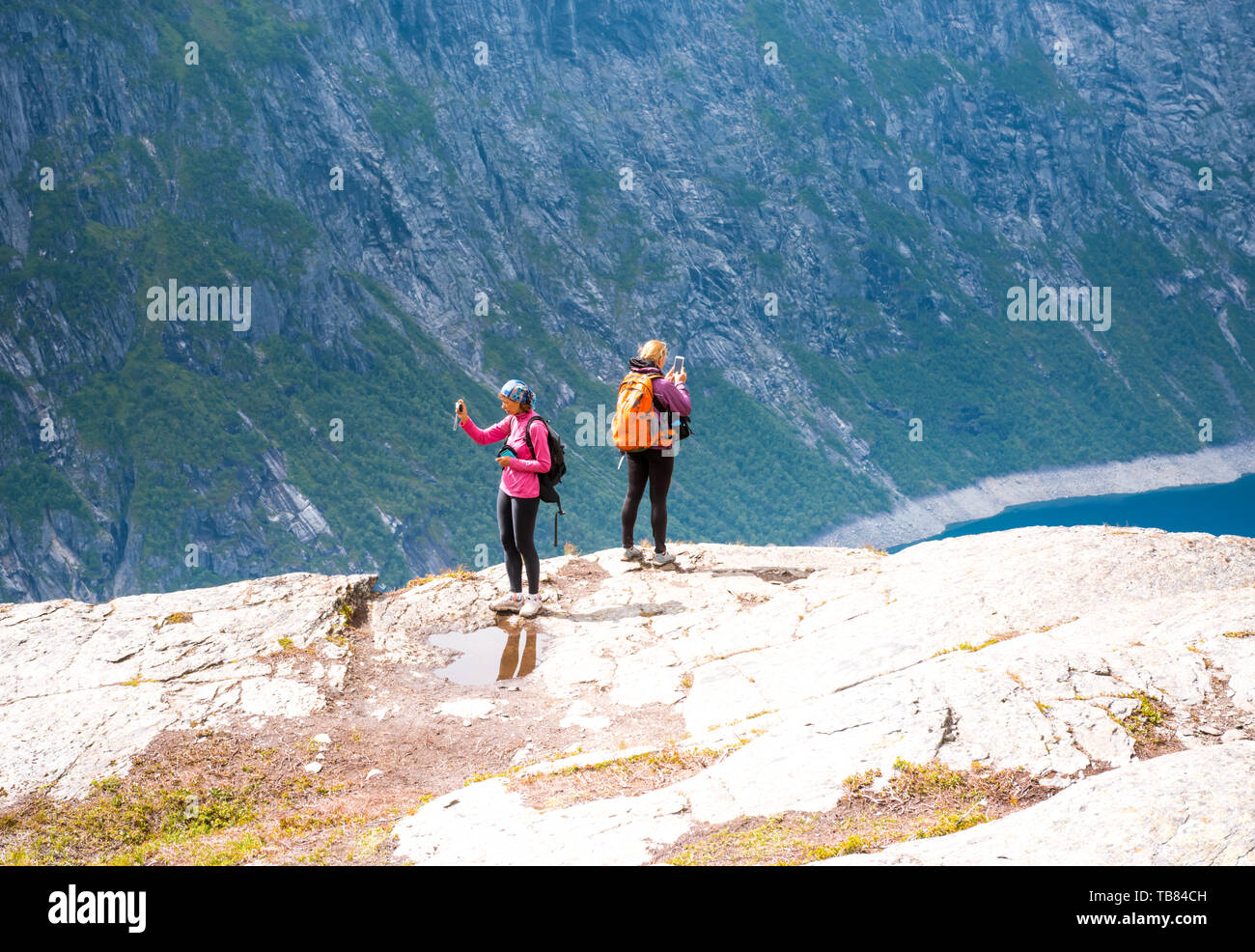 Zwei sportliche Frauen am Rande von Norwegen Fjord, Foto Stockfoto