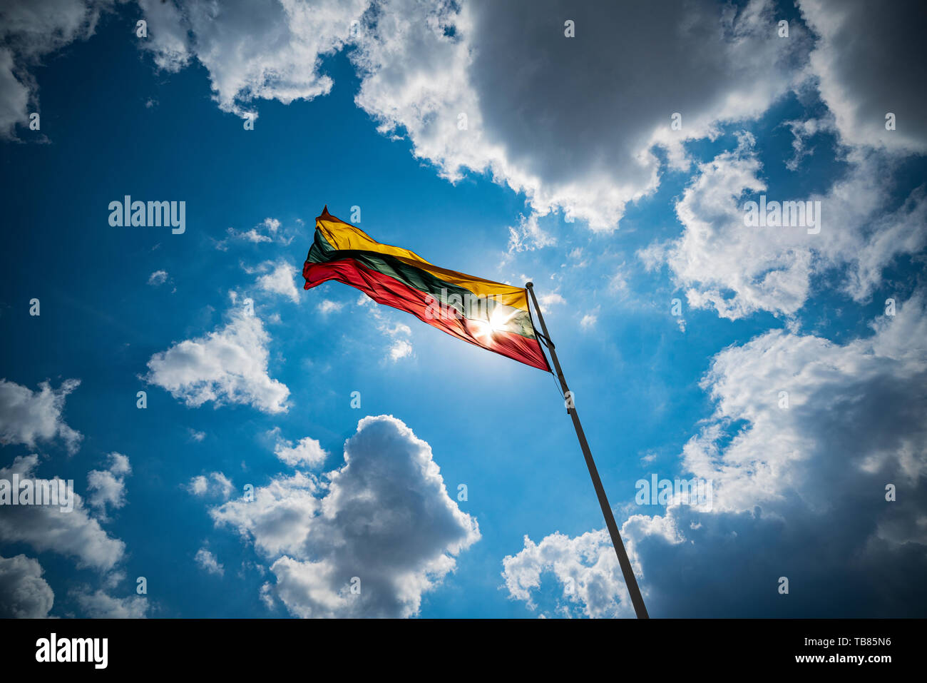 Vilnius, Litauen. Mai 2019. Litauische Fahne winken in den Himmel Stockfoto