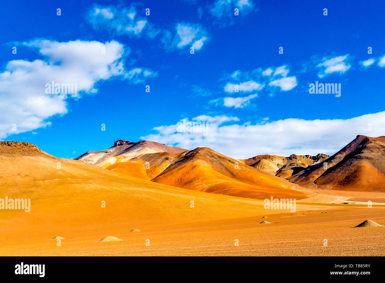 Blick auf die Salvador Dali Wüste und die schöne Berglandschaft in Uyuni, Bolivien Stockfoto