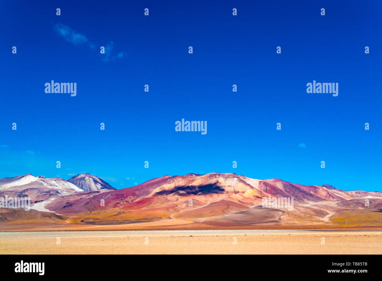 Schöne Sicht auf die Berge und Salvador Dali Wüste in Uyuni, Bolivien Stockfoto