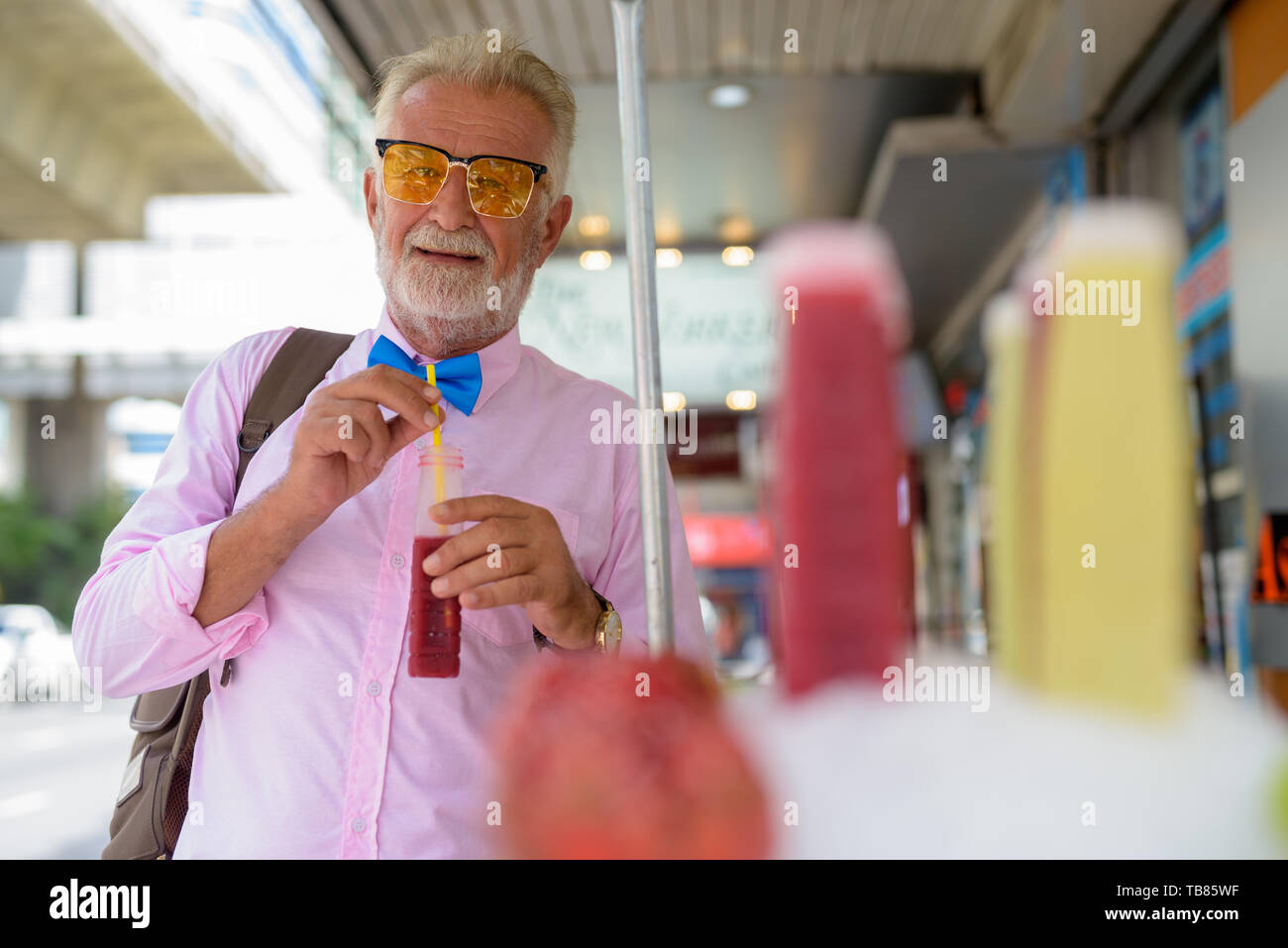 Portrait von Stattlichen senior touristische Mann, stilvolle Kleidung, während die Stadt von Bangkok, Thailand erkunden Stockfoto