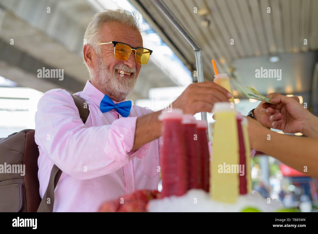 Portrait von Stattlichen senior touristische Mann, stilvolle Kleidung, während die Stadt von Bangkok, Thailand erkunden Stockfoto