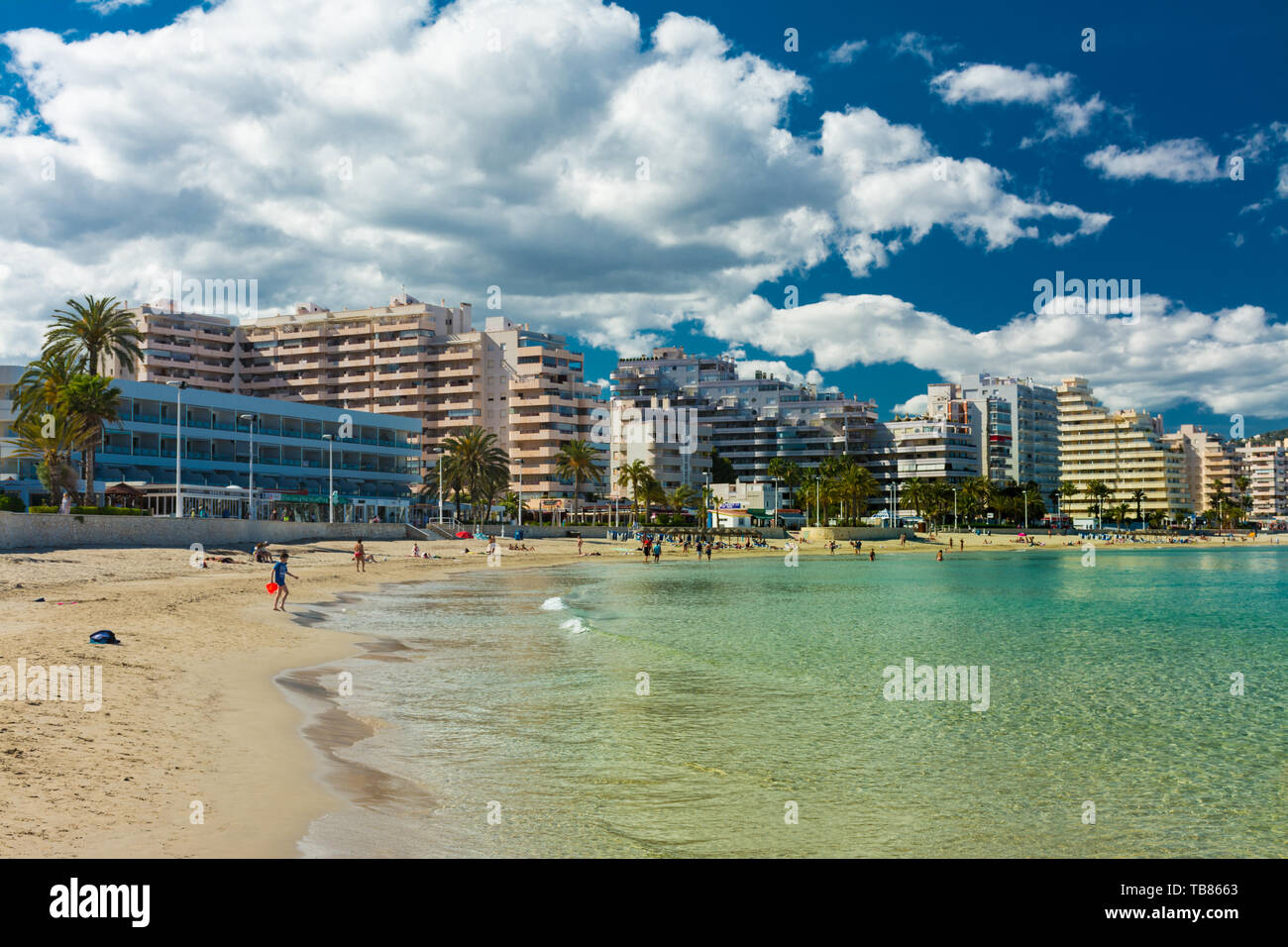 Calpe, Alicante, Spanien, 9. Mai 2019: La Fossa Strand von Calpe und nördlich der Felsen von Ifach, ruhiger Strand mit kristallklarem Wasser Stockfoto