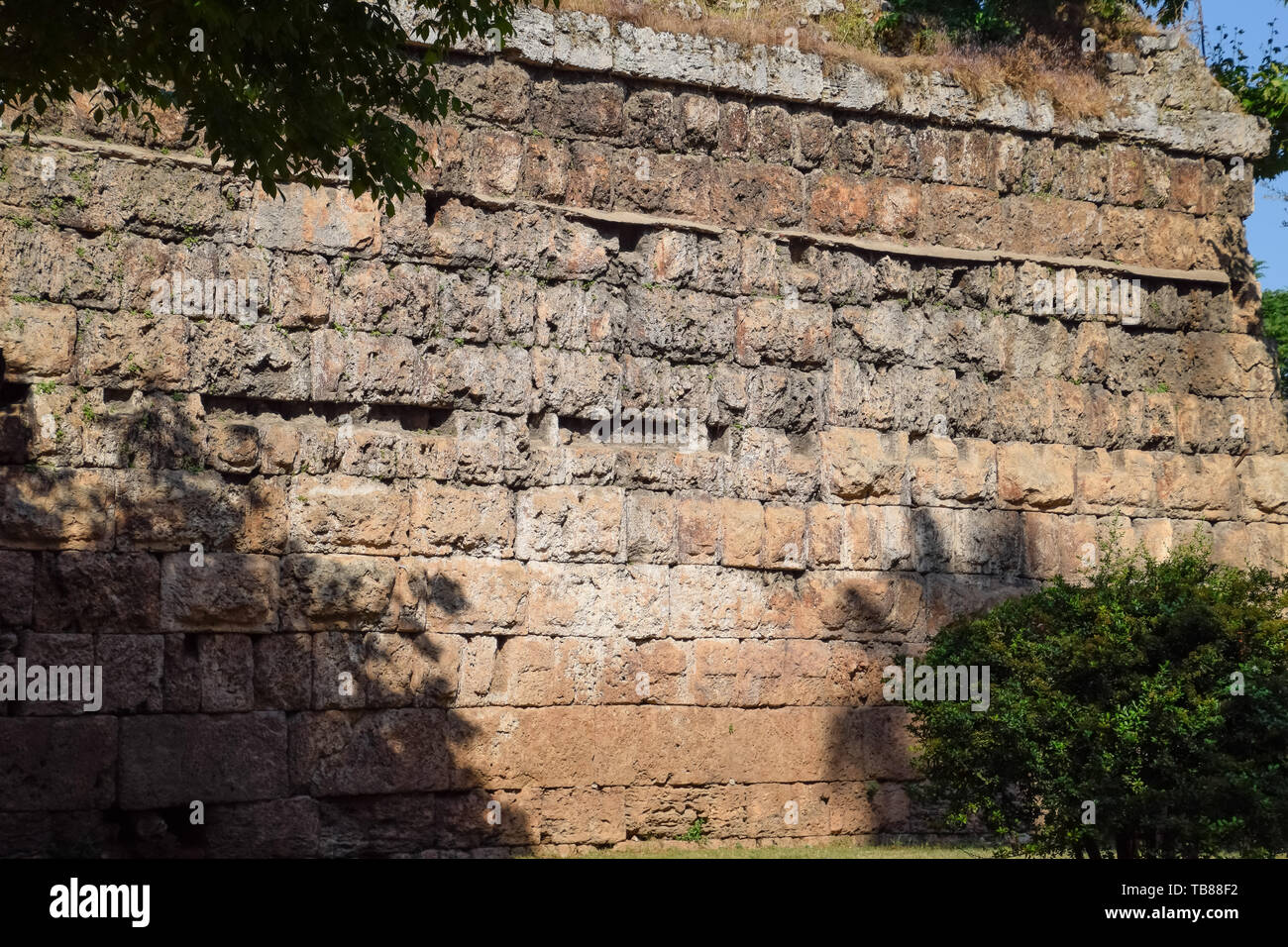 Die Wand in der Nähe des Tor des Hadrian, die Textur der Mauern der alten Steinen. Hadrians Tor, Antalya Wahrzeichen. Alte Bau von Th Stockfoto