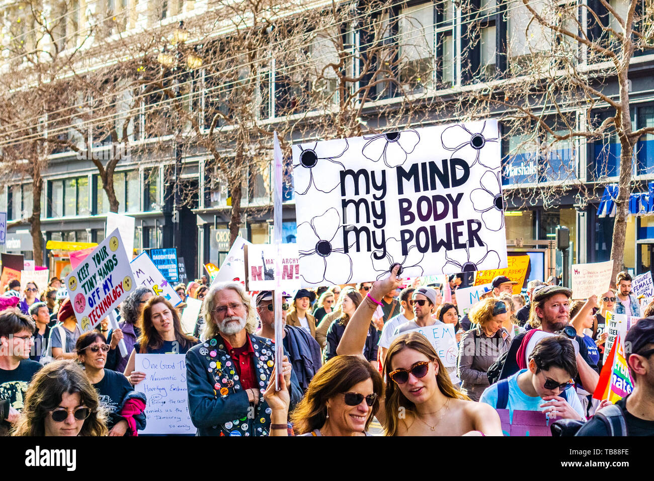 Januar 19, 2019 San Francisco/CA/USA - Teilnehmer: bis März der Damen hält 'Mein Körper, meine Wahl, mein Power'-Zeichen beim Marschieren auf dem Markt Stockfoto