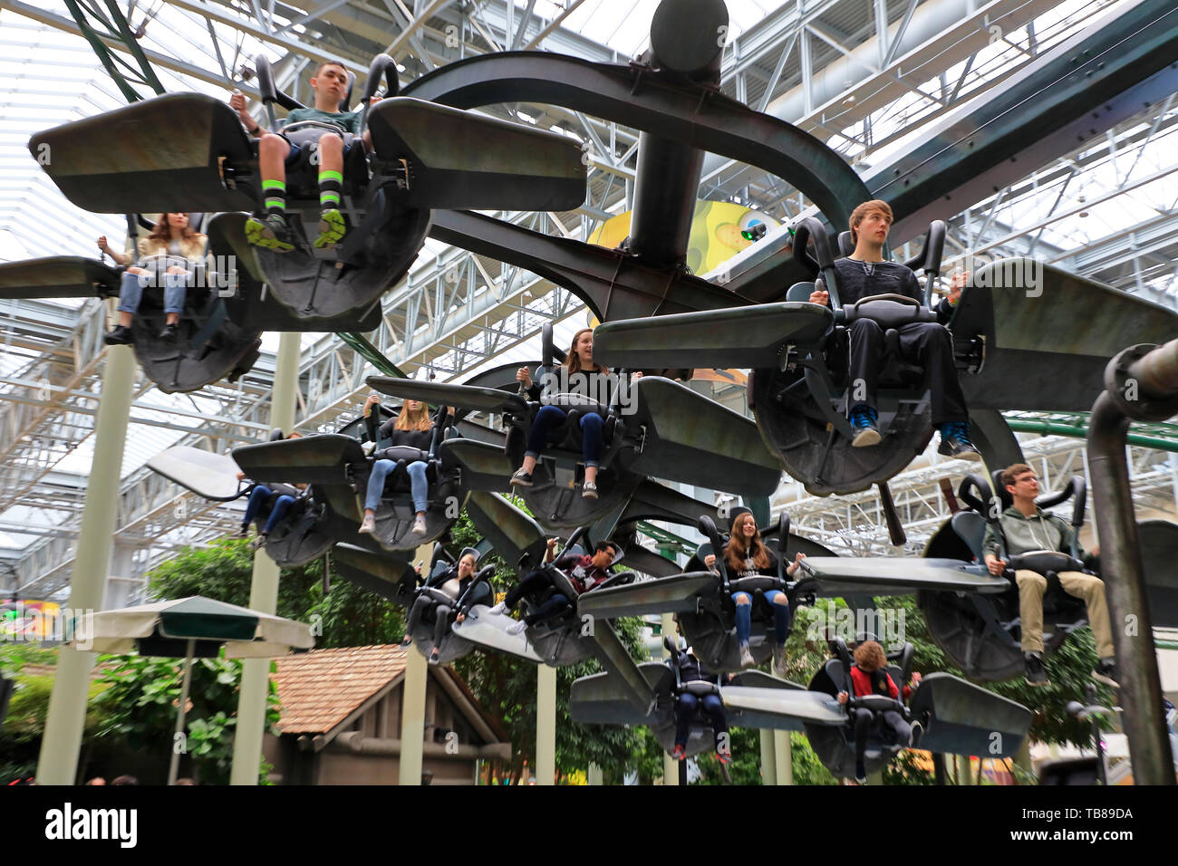 Besucher, die die Fahrt von Teenage Mutant Ninja Turtles Shell Shock im Nickelodeon Universe. Mall von Amerika. Bloomington. Minnesota. USA Stockfoto